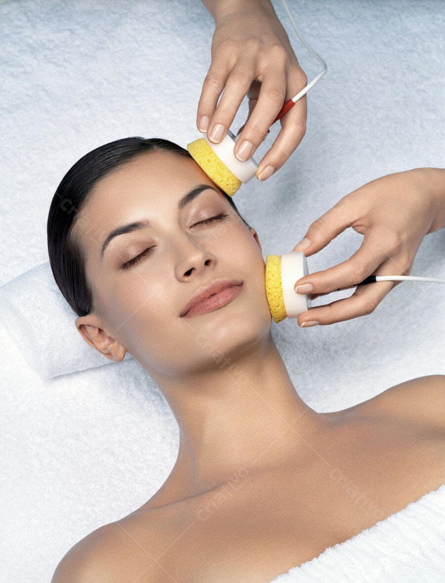 Tratamento facial com esponja amarela
