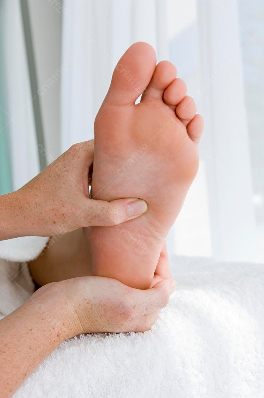 Massagem relaxante nos pés em spa