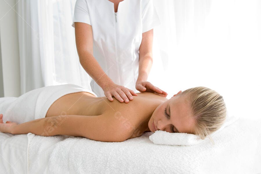 Massagem relaxante costas mulher spa