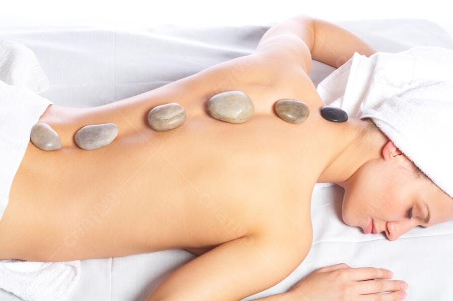 Massagem com pedras quentes relaxante