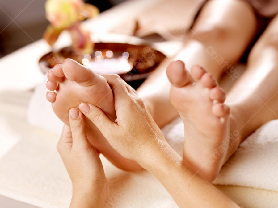 Massagem relaxante nos pés em spa