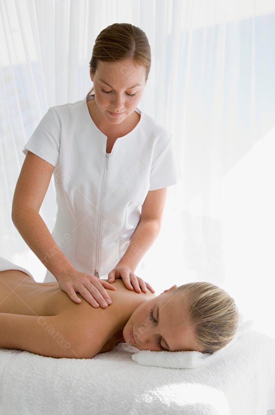 Massagem relaxante em spa branco