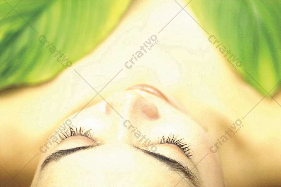 Rosto feminino relaxado sobre folhas verdes