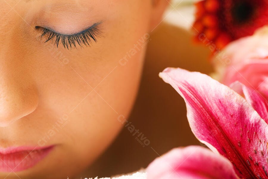 Rosto feminino com flores rosadas
