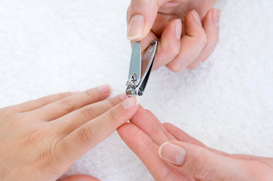 Unhas sendo cortadas manicure