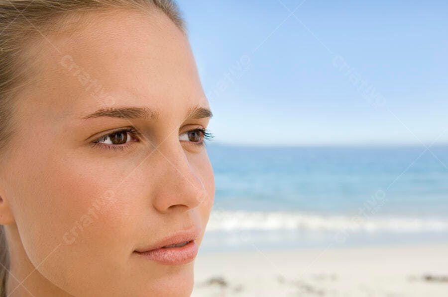 Mulher olhando para o mar na praia