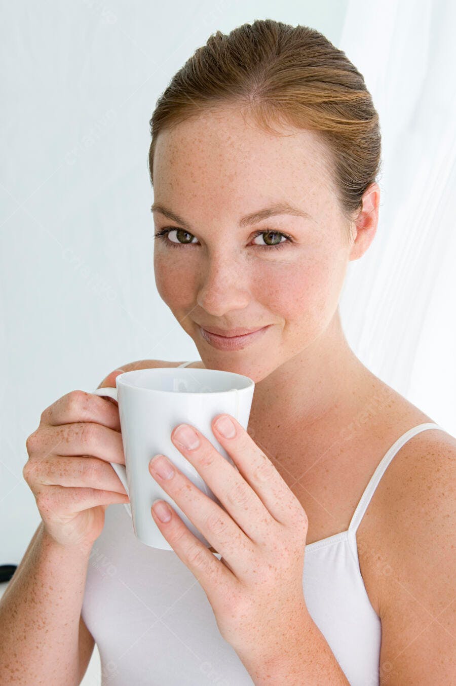 Mulher com sardas bebendo café da manhã