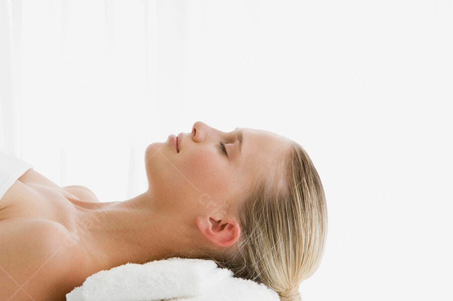 Mulher relaxada em spa branco