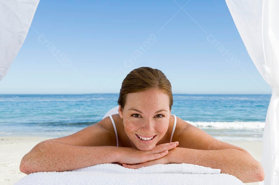 Mulher relaxada em massagem na praia