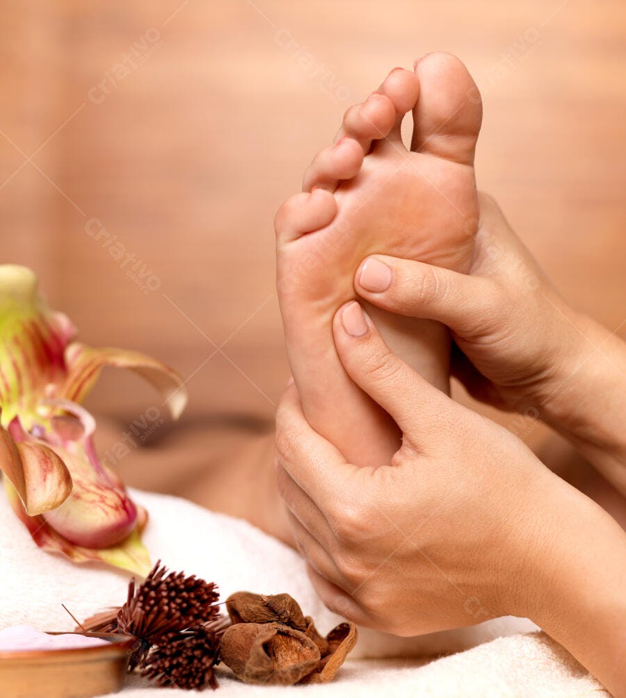 Massagem reflexológica em pé feminino