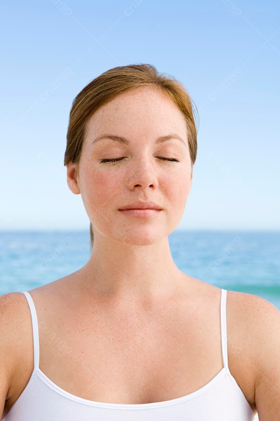 Mulher meditando na praia olhos fechados