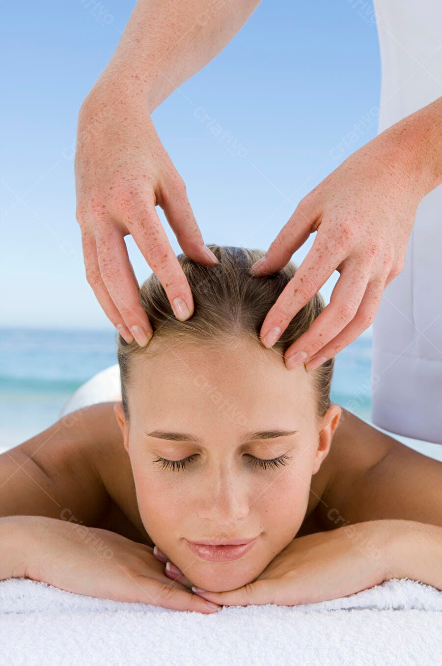 Massagem relaxante na praia mulher recebendo tratamento