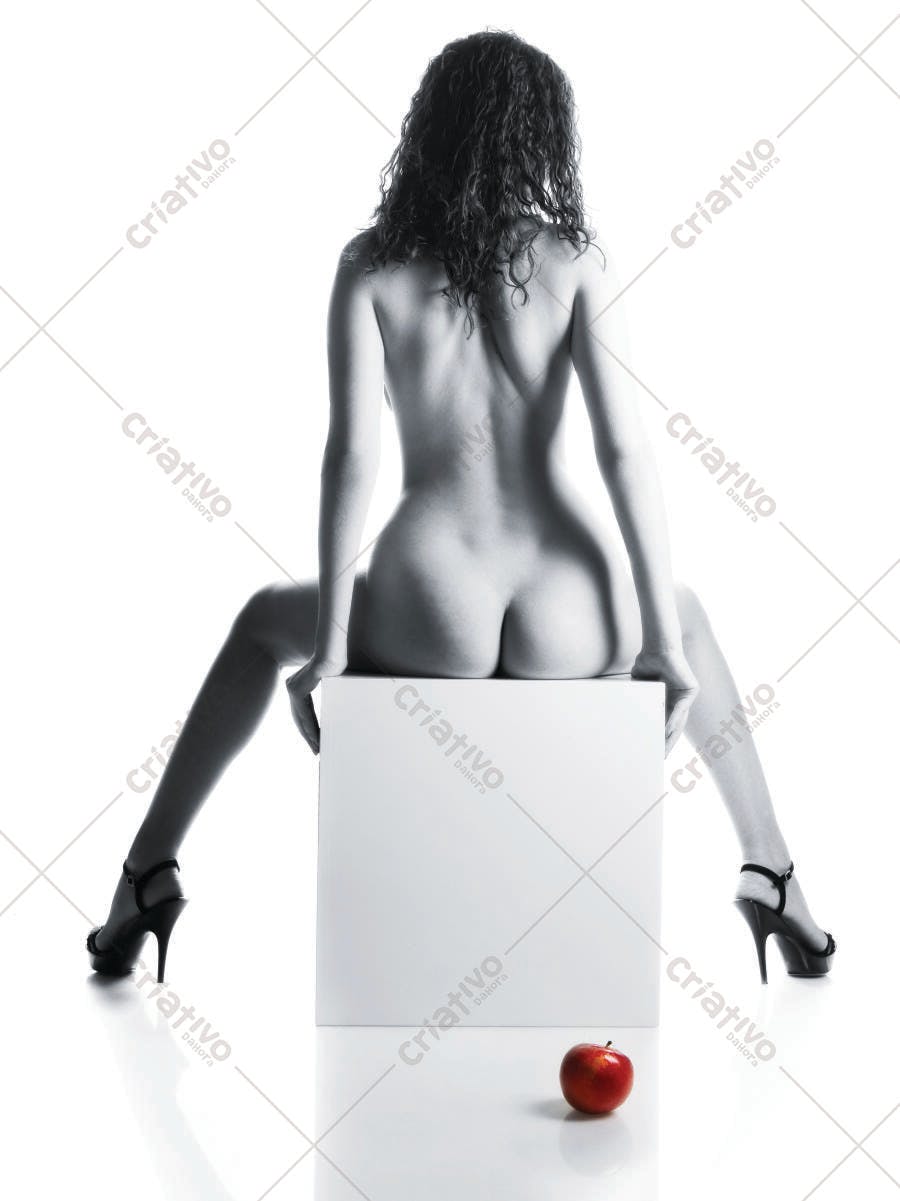 Modelo sentada em cubo branco e vermelho