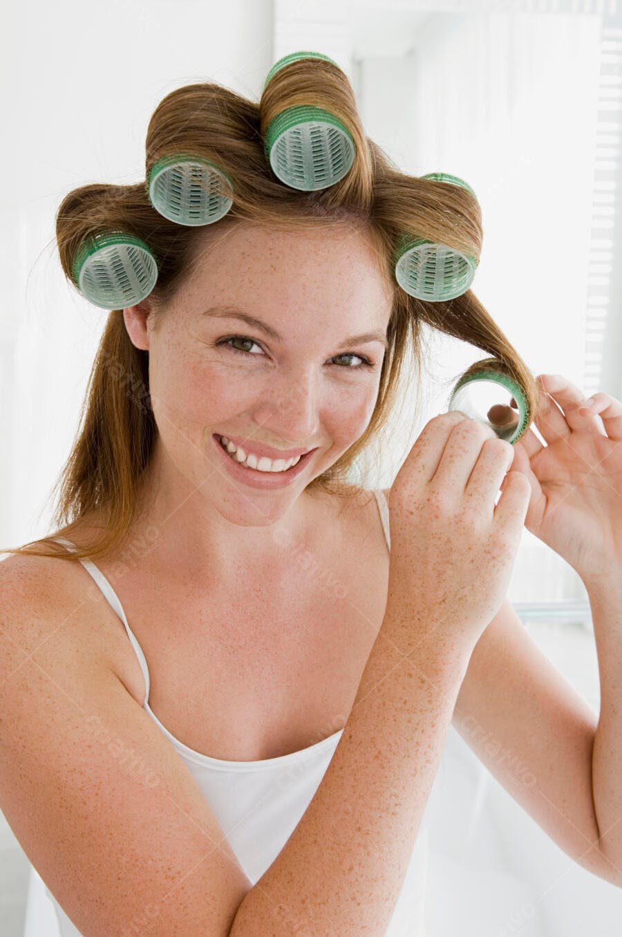 Mulher ruiva com bobs colocando os cabelos