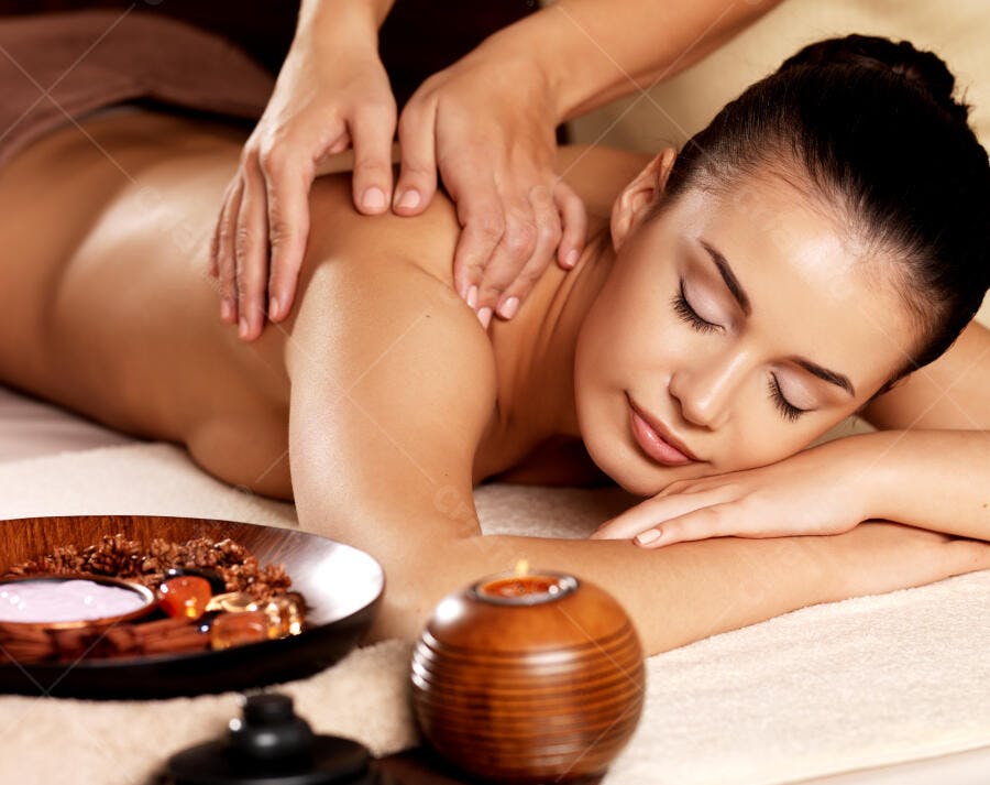 Massagem relaxante em spa mulher recebendo tratamento