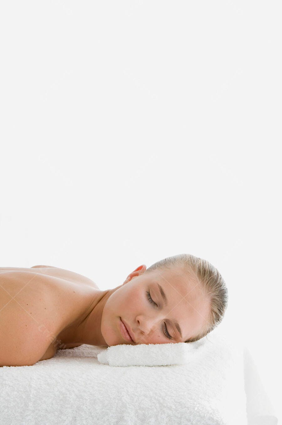Mulher relaxando em spa branco