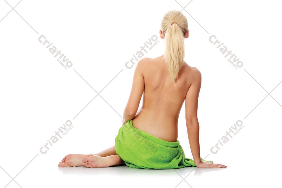 Mulher loira sentada com toalha verde
