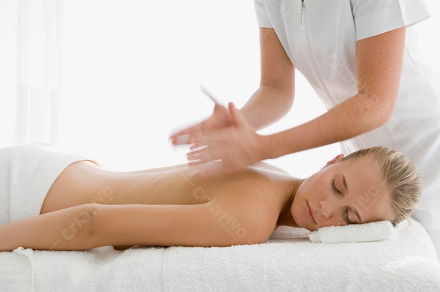 Massagem relaxante costas mulher spa