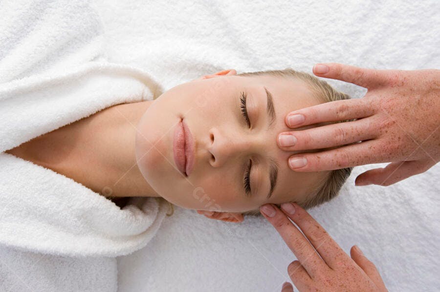 Massagem facial relaxante em spa