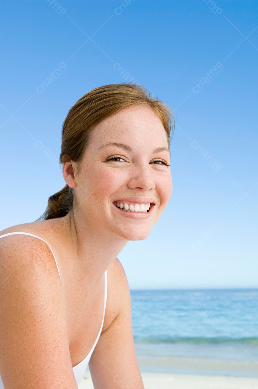 Mulher ruiva feliz na praia