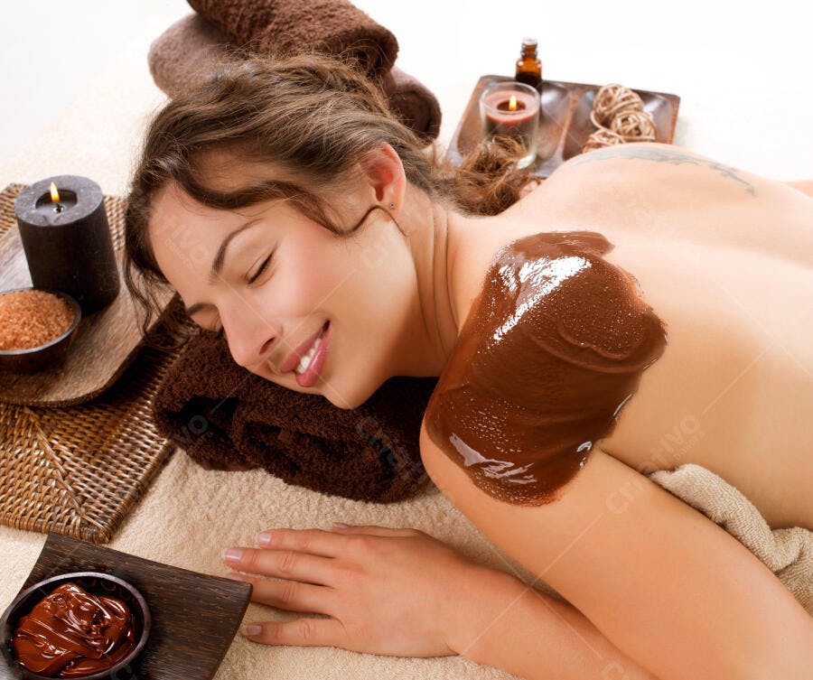 Mulher relaxada em tratamento de chocolate