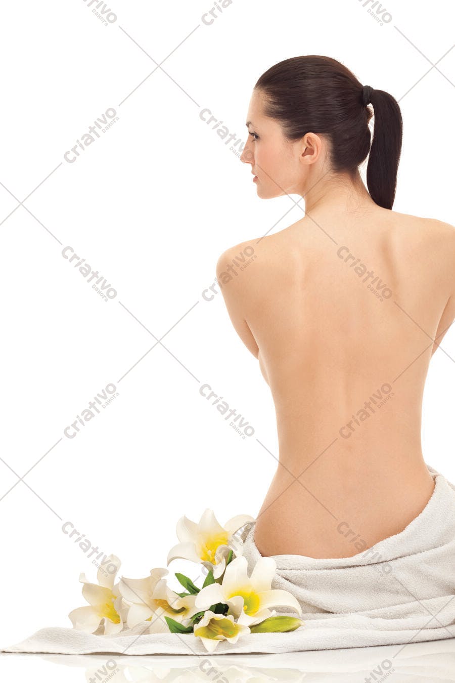 Corpo feminino costas nuas com lírios brancos