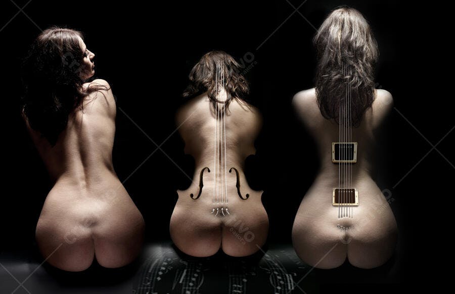 Mulheres com instrumentos musicais em fundo escuro