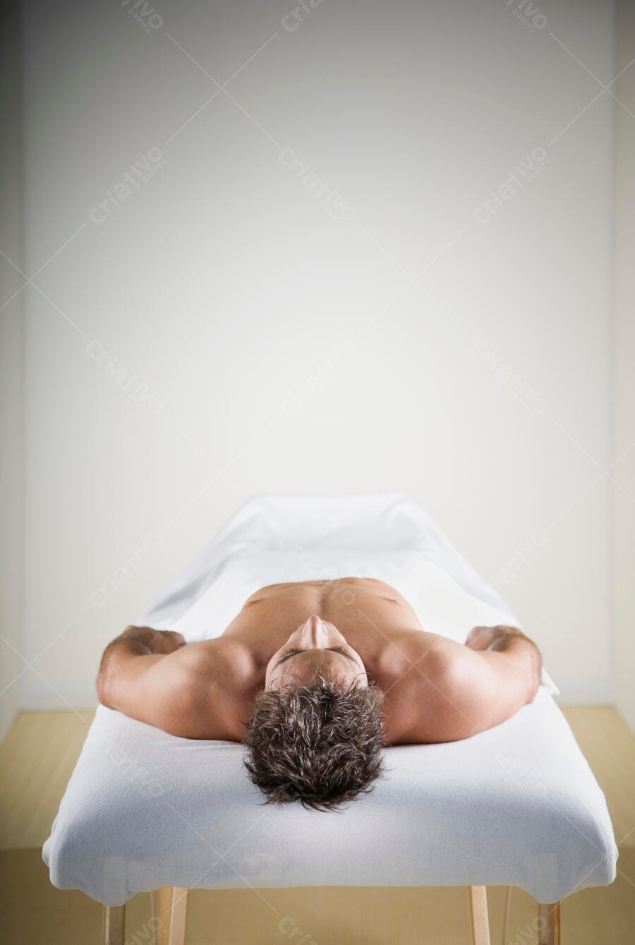 Homem relaxado em maca de massagem
