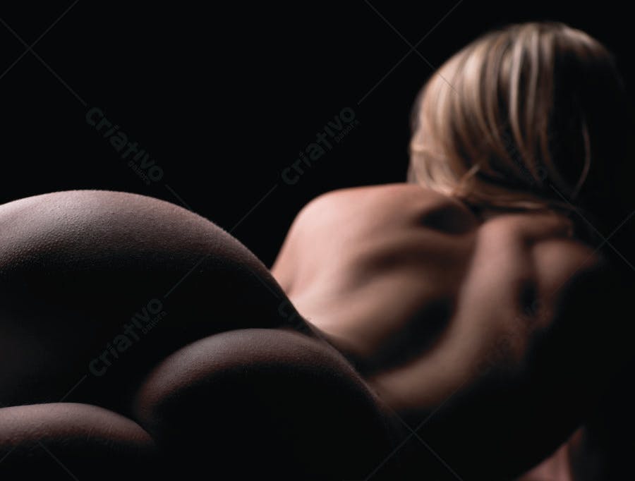 Corpo feminino nu em fundo escuro