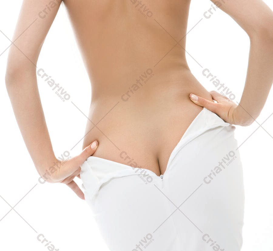 Corpo feminino nu com saia branca