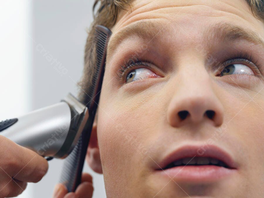 Corte de cabelo masculino com máquina