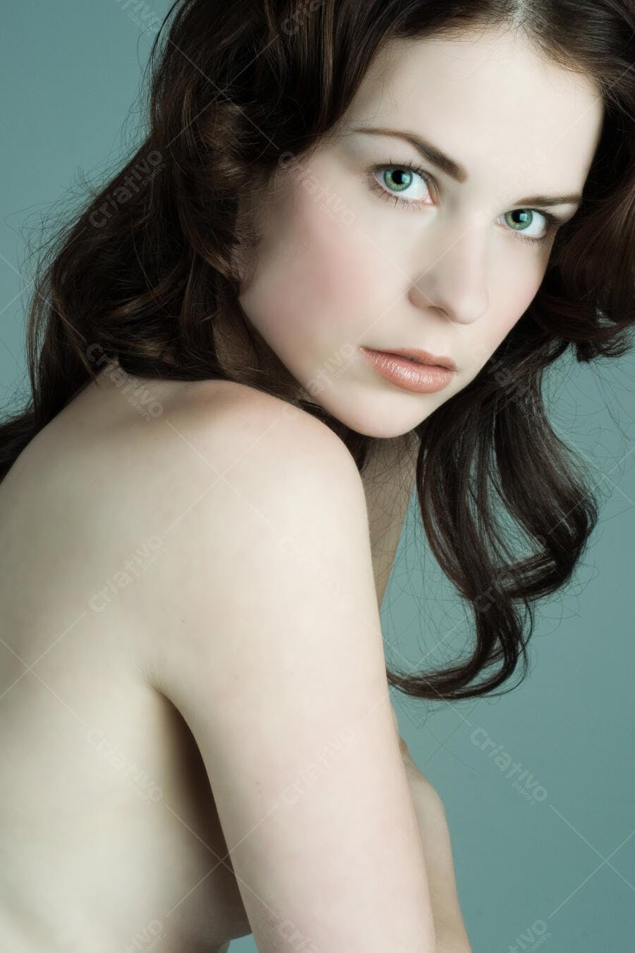 Retrato mulher cabelos escuros pele clara