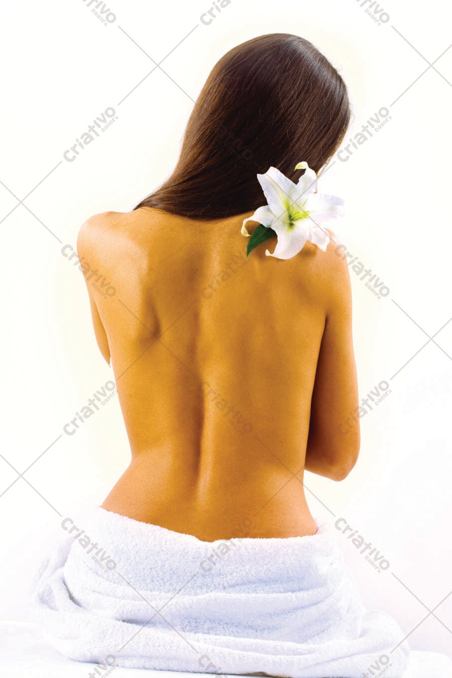 Mulher com lírio branco nas costas