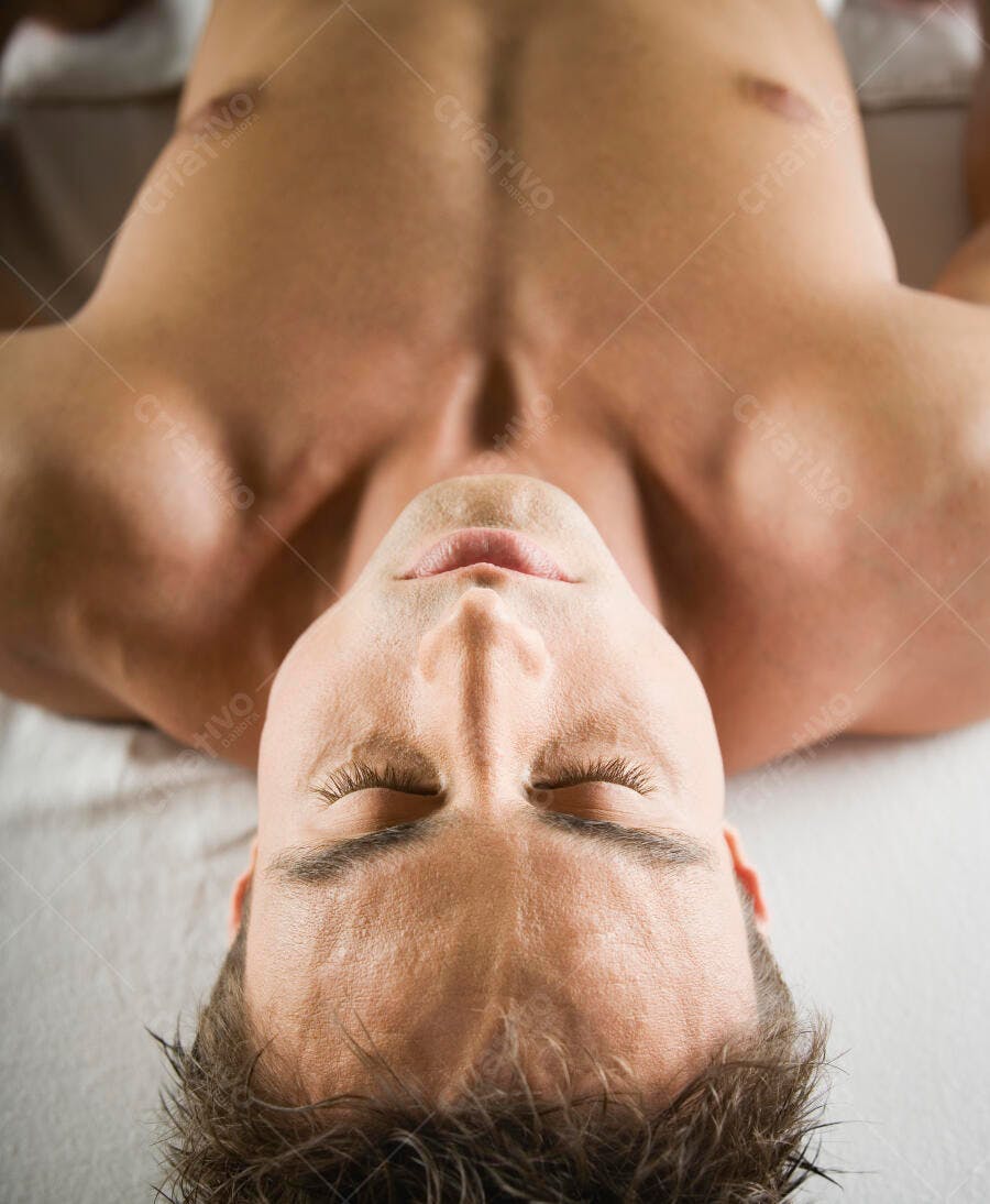 Homem relaxado recebendo massagem