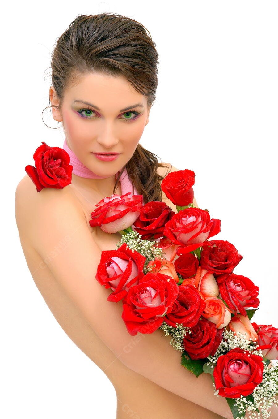 Mulher com rosas vermelhas e maquiagem vibrante
