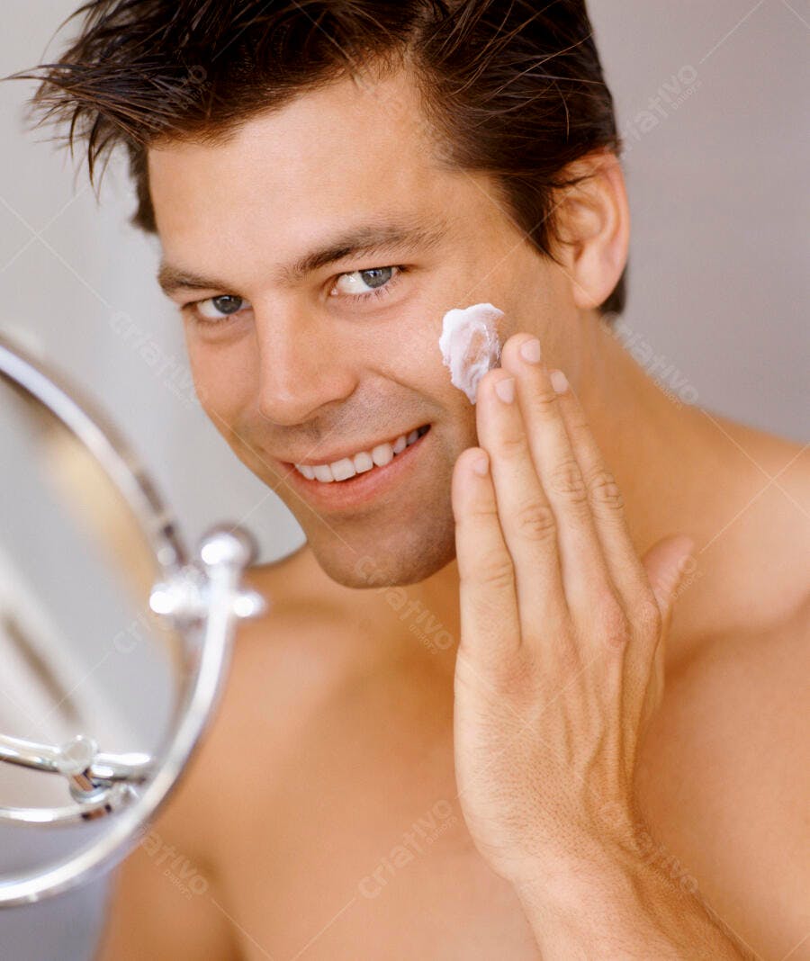 Homem aplicando creme facial no espelho