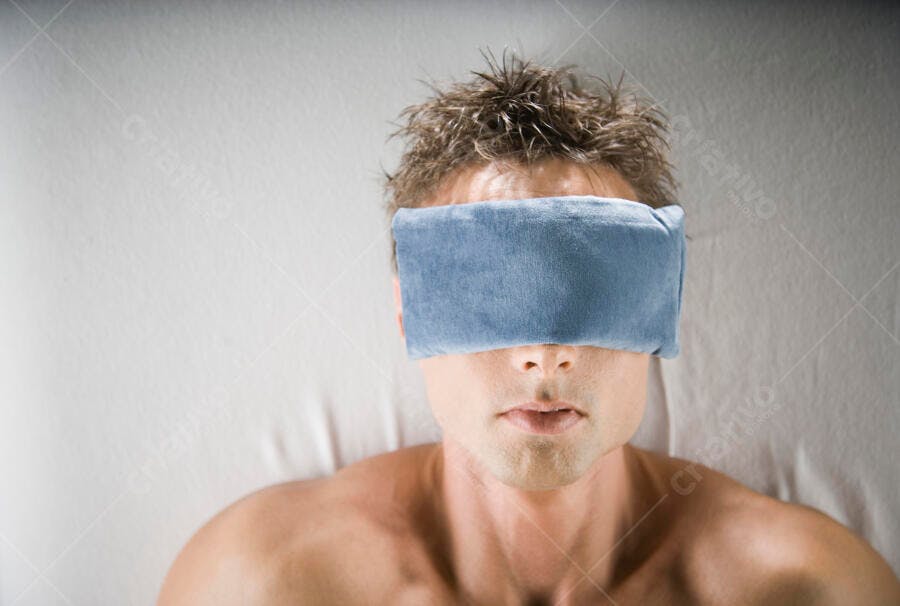 Homem com máscara térmica nos olhos
