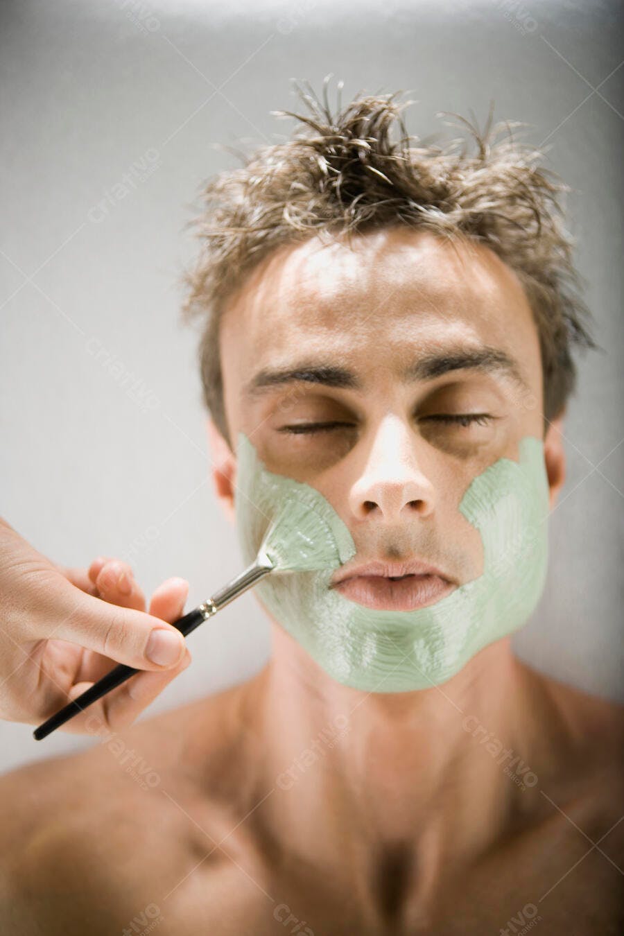 Homem recebendo máscara facial verde