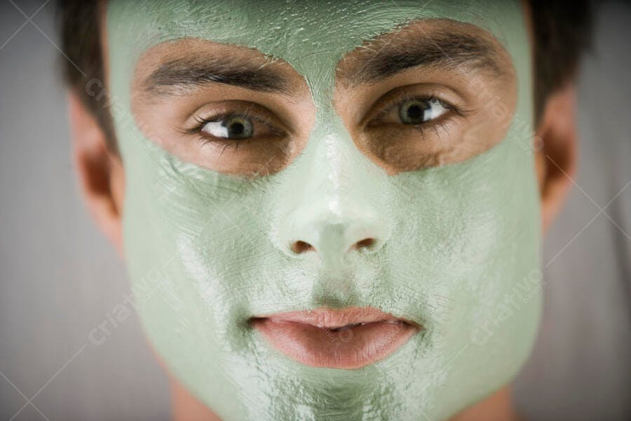 Homem com máscara facial verde