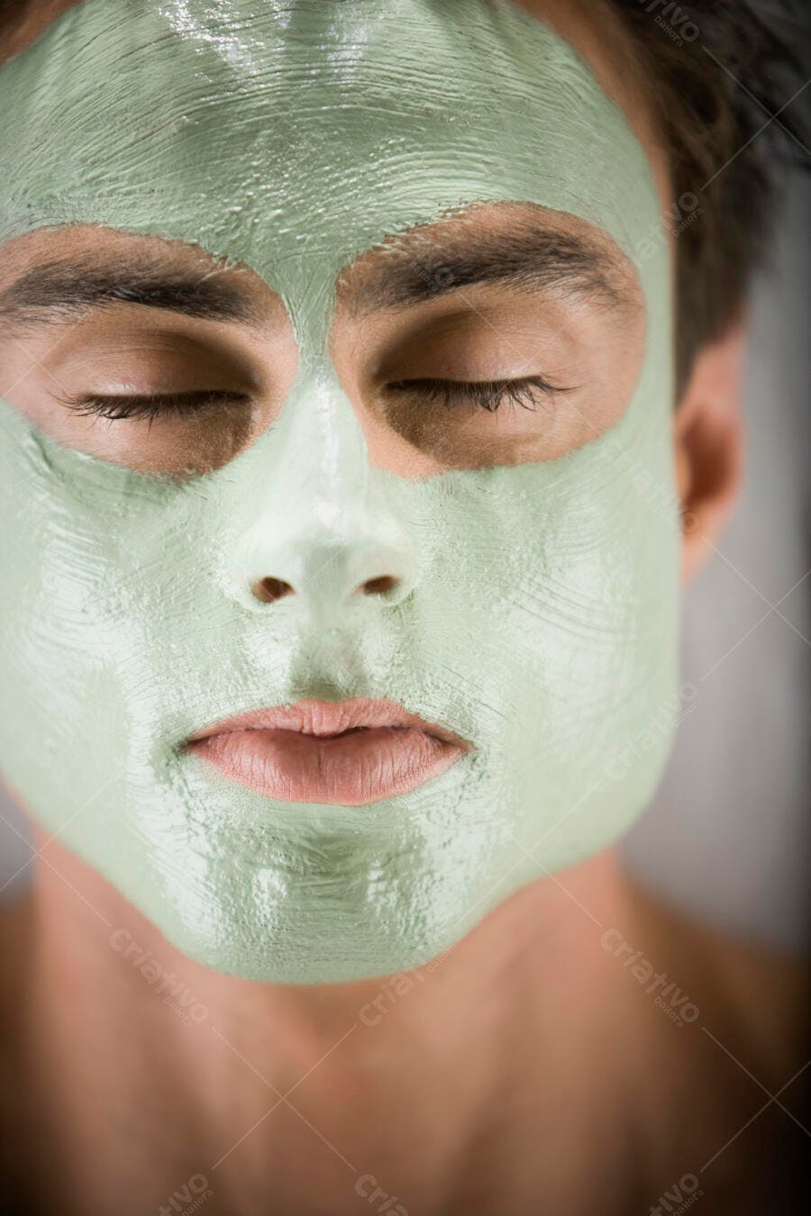 Homem com máscara facial verde