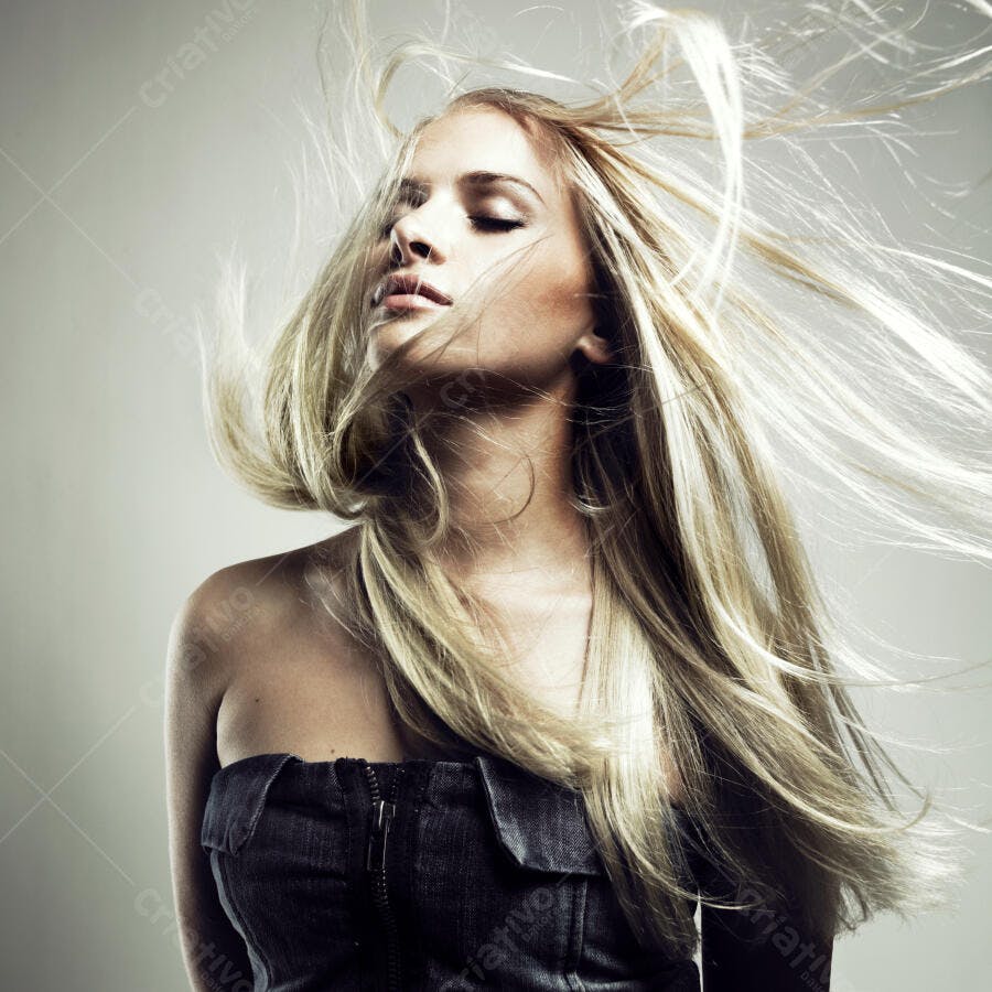 Modelo loira com cabelo ao vento