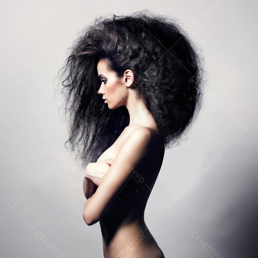 Modelo com cabelo volumoso e escuro