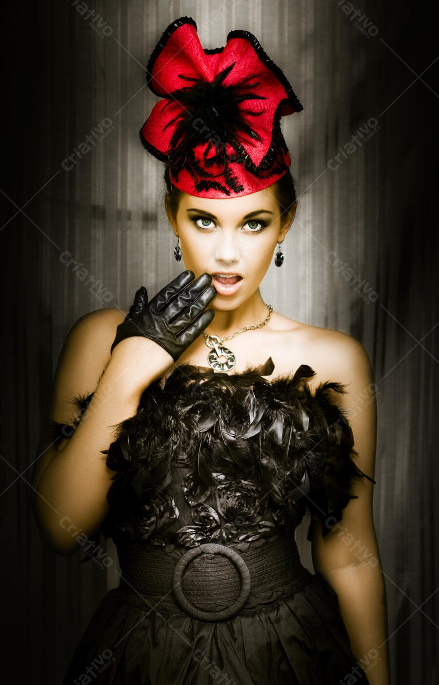 Modelo usando chapéu vermelho e vestido preto