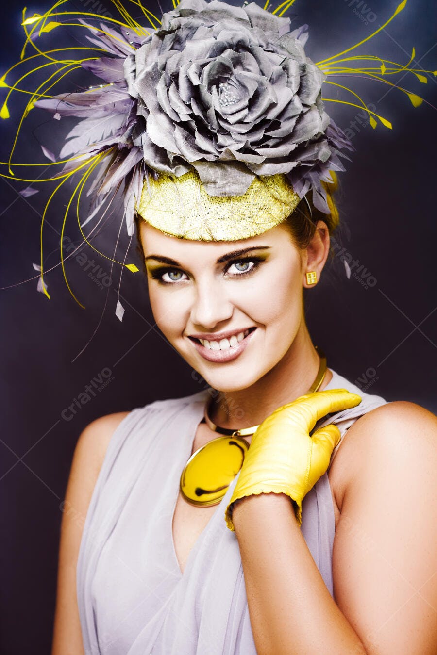 Modelo sorridente com chapéu e luvas amarelas