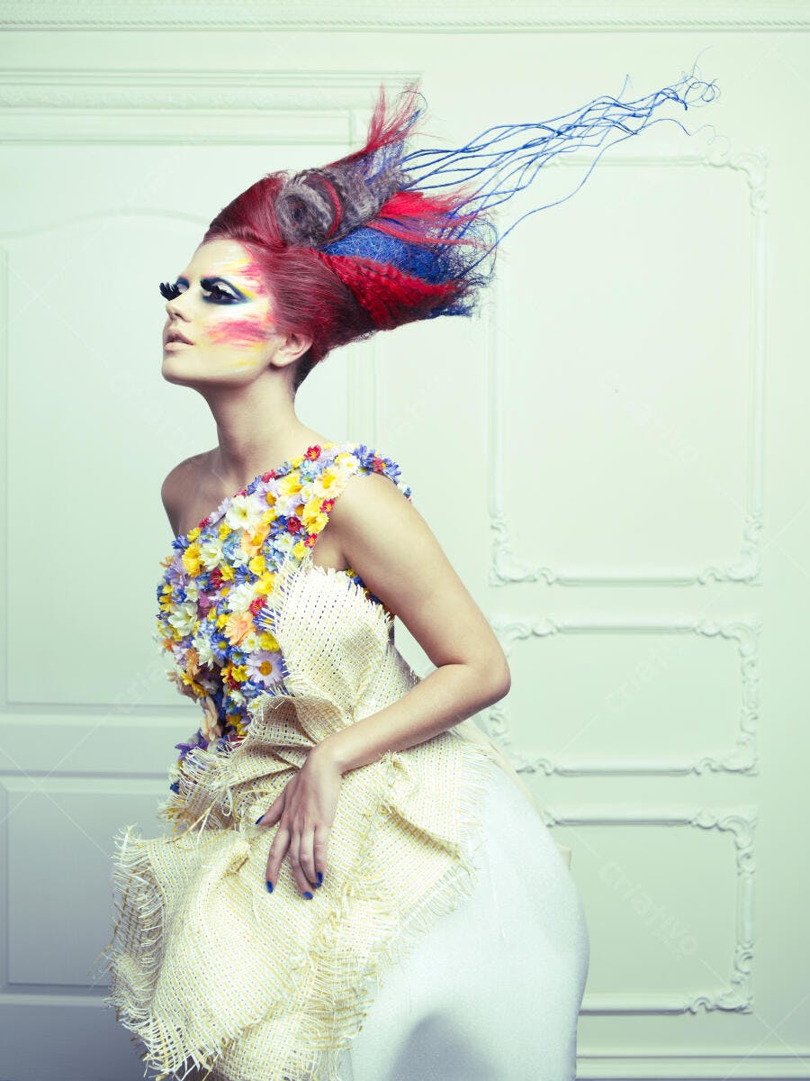 Modelo com penteado e vestido criativos