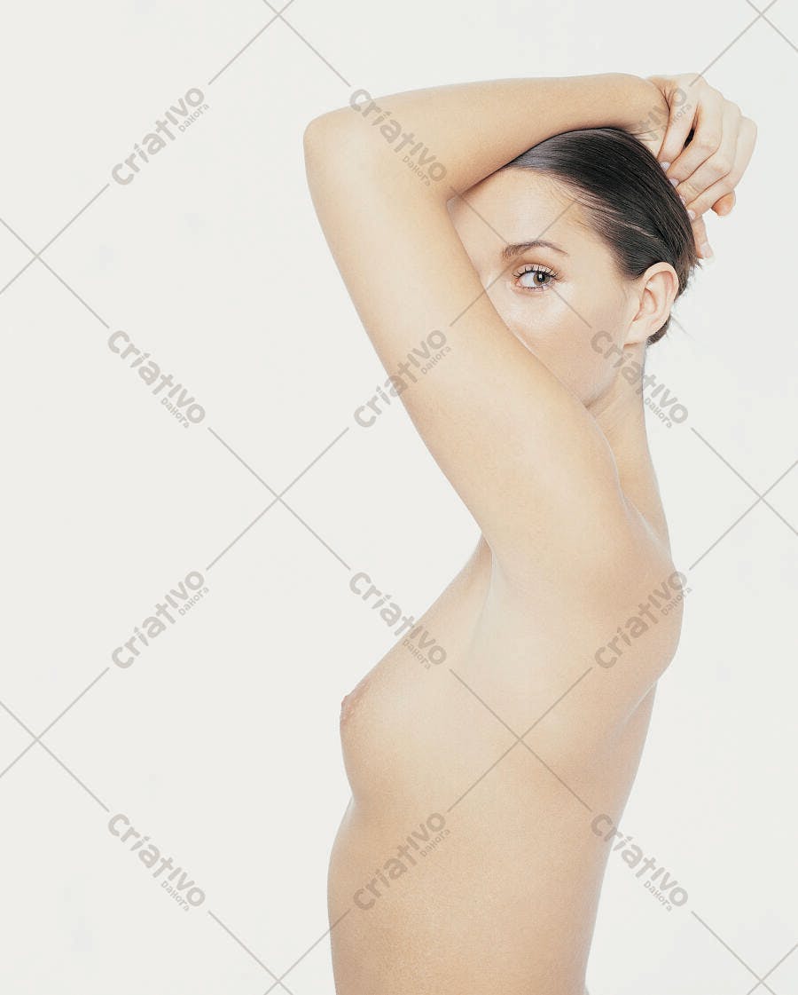 Mulher nua perfil braço no cabelo pele clara