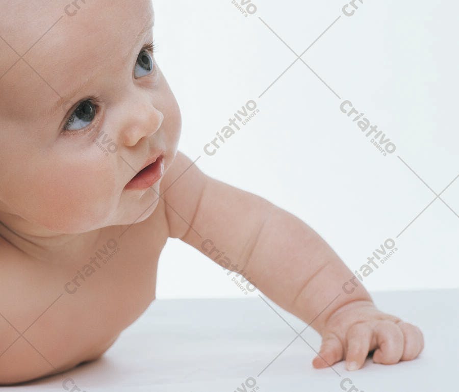 Bebê de olhos azuis de bruços