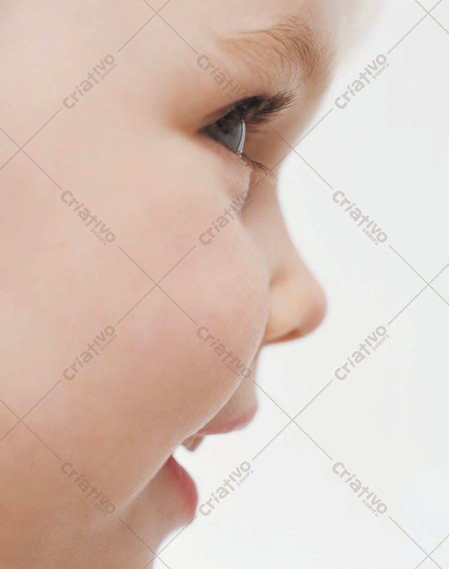 Bebê com olhos azuis perfil sorrindo
