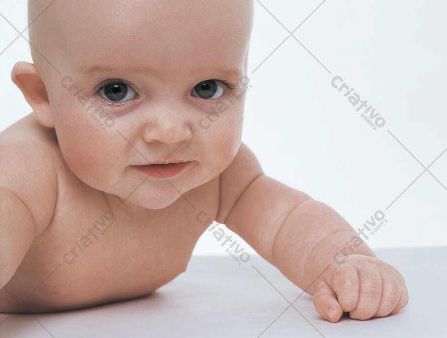 Bebê de olhos azuis de bruços