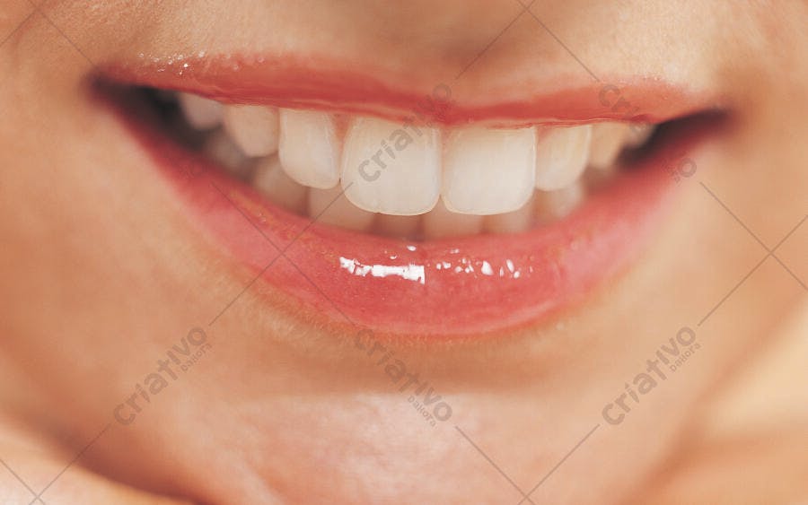 Sorriso saudável com batom rosa claro